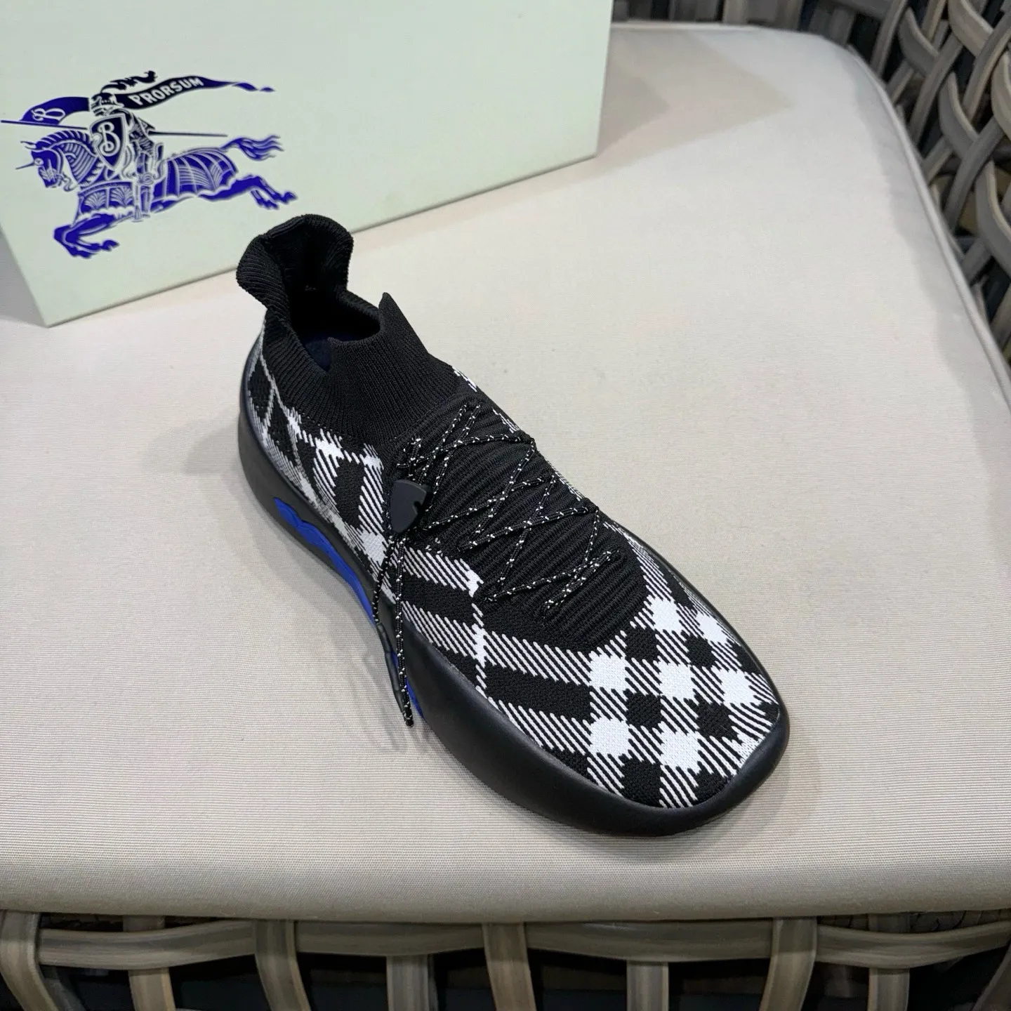 Men's shoes: 500💰BURBERRY/Burberry plaid knitted Neptune sneakers｜With breathable sock-style upper｜Embellished with knitted Burberry plaid｜Leather lining Incorporated into a plaid lace design｜Equipped with B-shaped shield buckle｜The sole is decorated with a large wrapped equestrian knight logo (EKD)｜Round toe #drawstring closure#The sole is decorated with the equestrian knight logo (EKD)｜At least 50% of the main materials of the boutique are from renewable sources Size: 39-44 (45 custom-made)